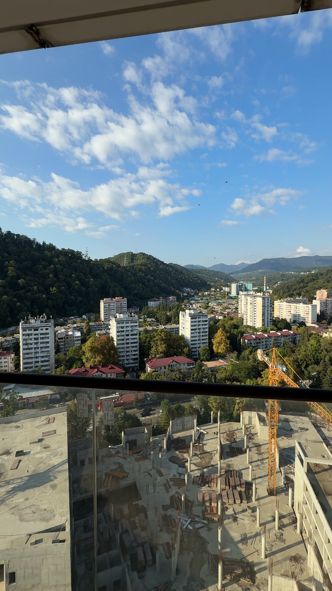 Вид с террасы на дома Дагомыса и зелёную долину