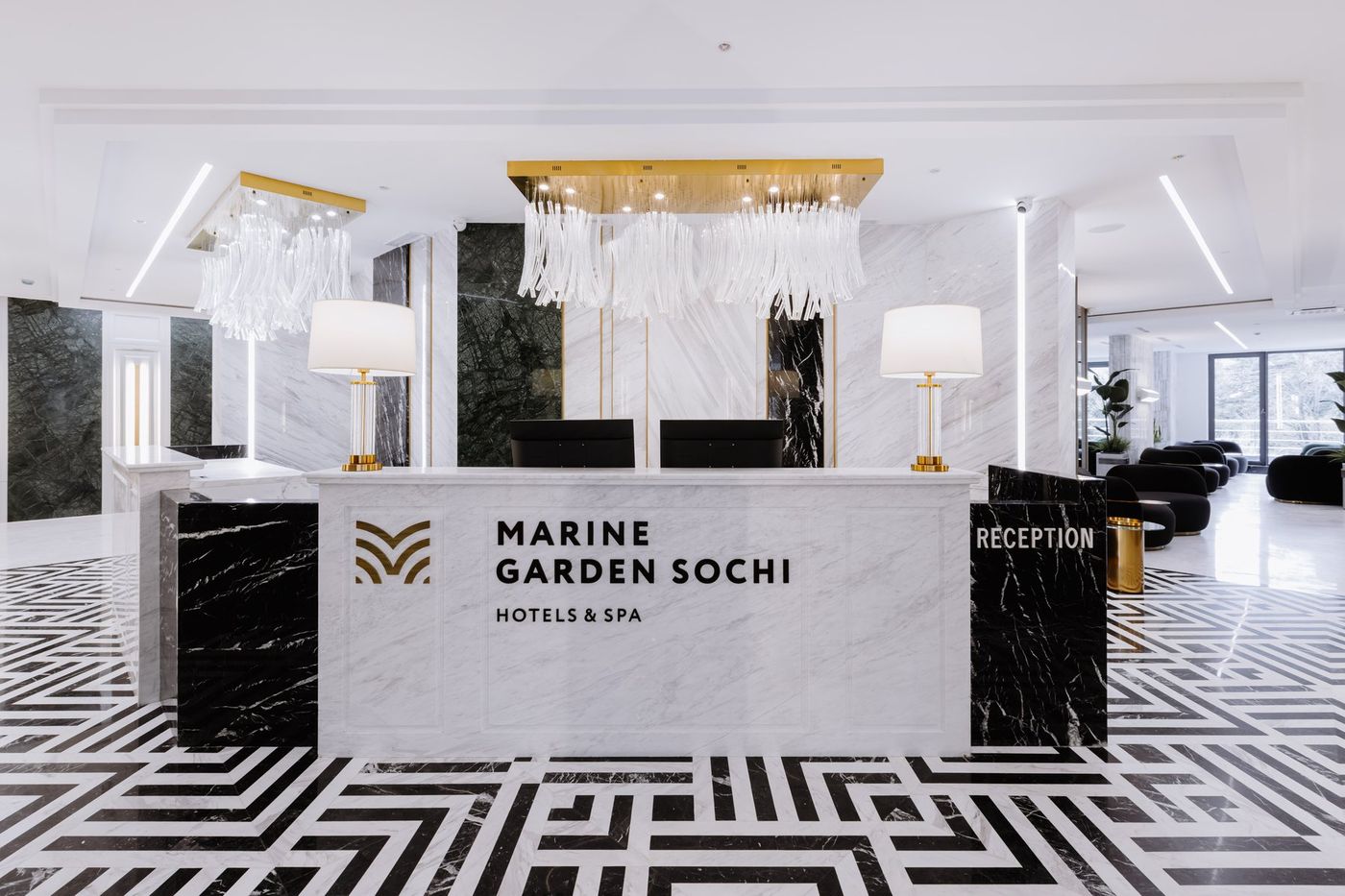 Стойка ресепшен отеля Hotels & Spa с логотипом Marine Garden Sochi, мраморный пол с геометрическим узором