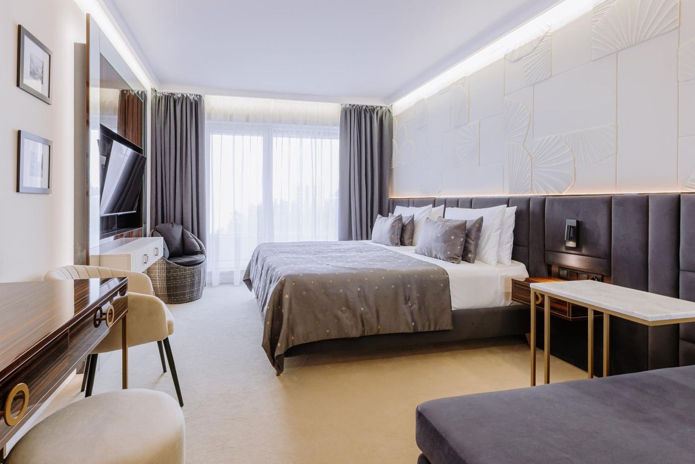 Номер отеля Hotels & Spa: двуспальная кровать, рабочий стол и окно во всю стену