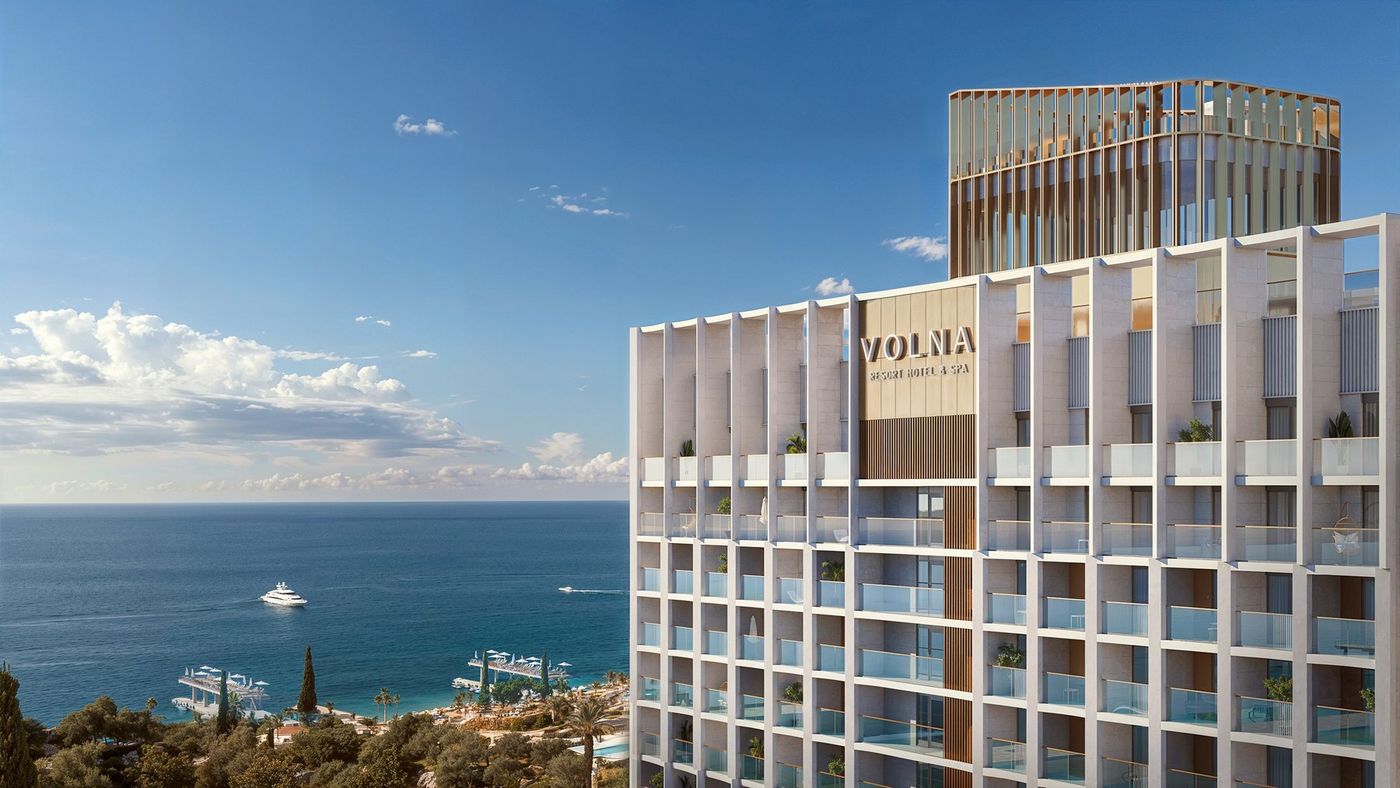 Визуализация: высотный корпус Volna Resort с балконами и вывеской на кровле, за ним — море и линия берега