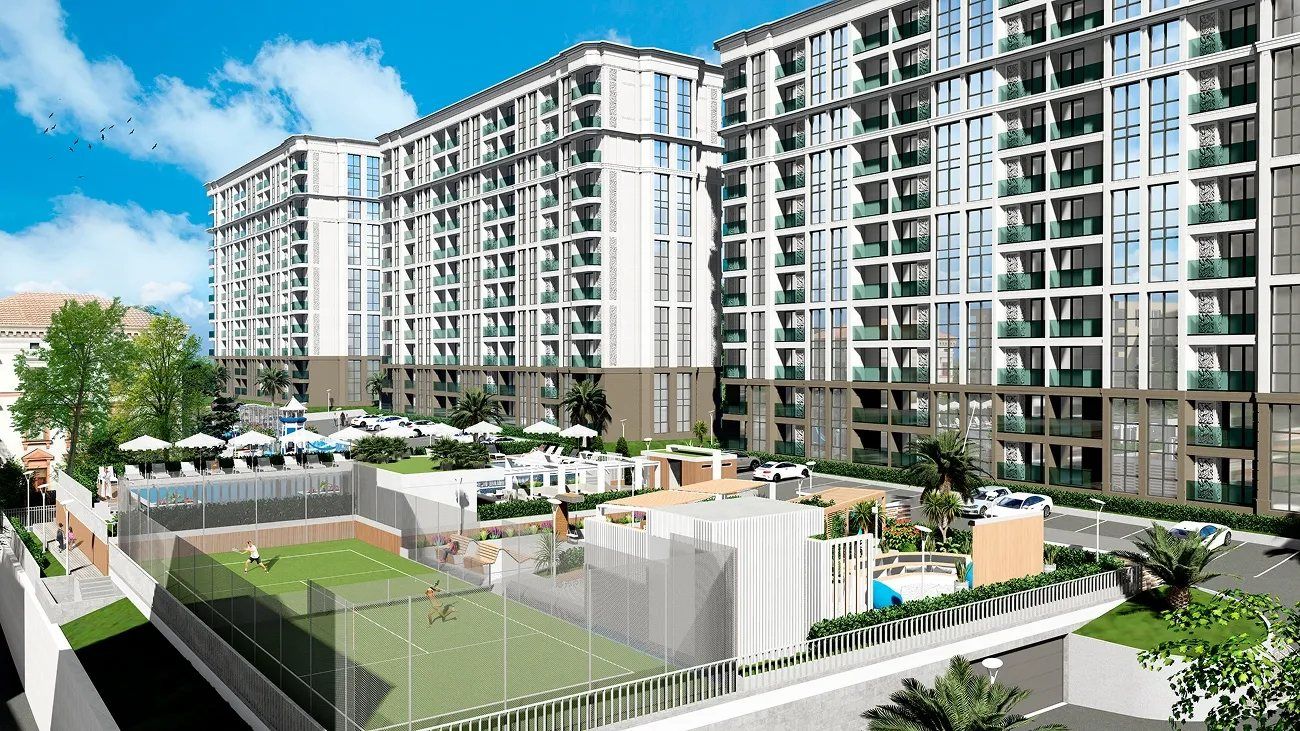 Визуализация: теннисный корт в ограждении у подножия трёх корпусов, за ними холмы